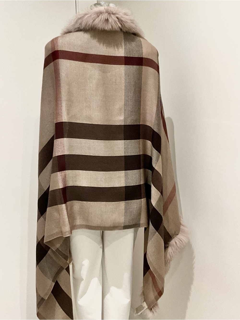 BURBERRY FUR TRIM PLAID WRAP / STOLE. - Picture 7 of 11